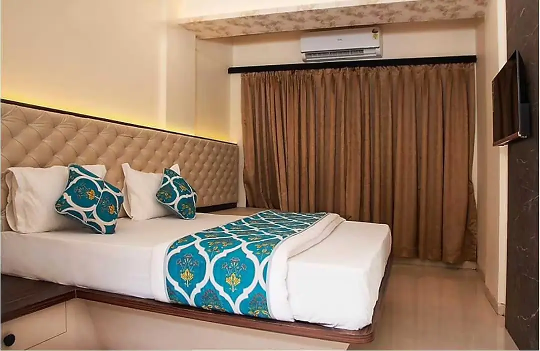 Double bedroom at Shri Maheshanand Soham Ashram Vrindavan - spacious room for couples